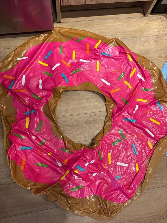 5 Assorted Inflatable Pool Floats - Picture 3 of 7